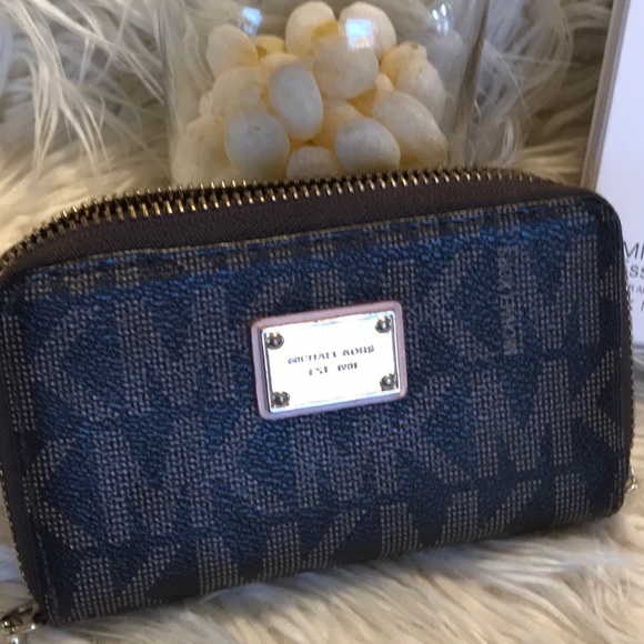 Michael Kors zip around wallet - Picture 3 of 7